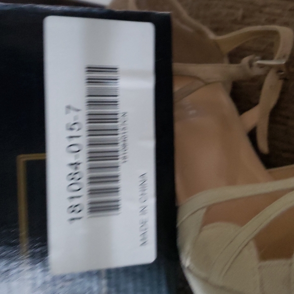 New Colin Stuart 4 1/2" suede cream heel size 7 NWT - Picture 5 of 9